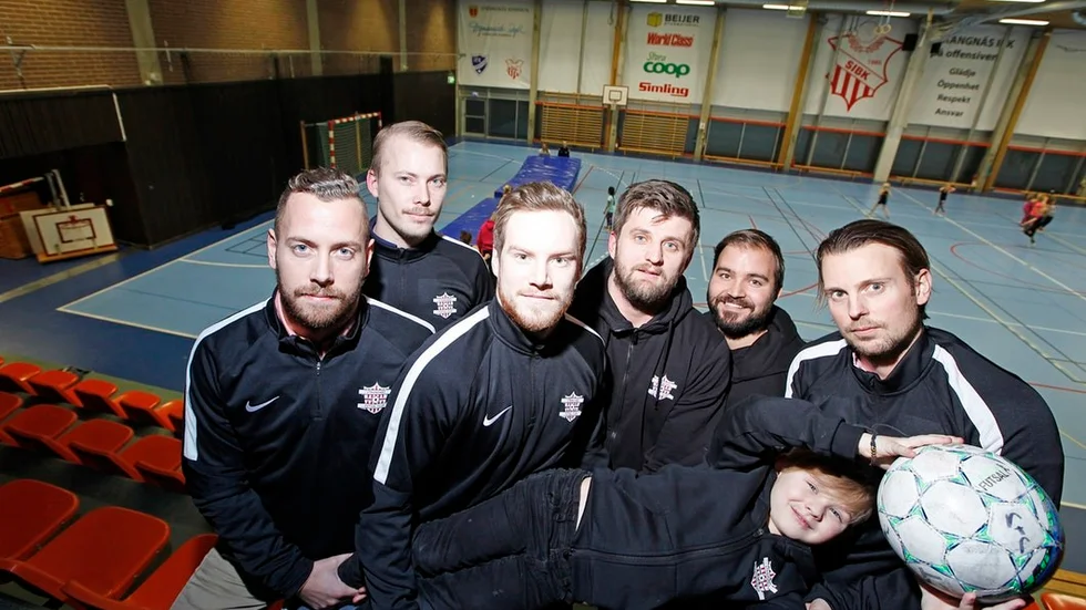 Här är delar av laget som tänker se till att Strängnäs futsal tar turneringsseger fyra av fyra möjliga: David Eriksson, Alexander Pihlmark, Simon Björk, Edin Skorupan, Robin Rosenstam och Dan Bohman tillsammans med maskoten Melvin Skorupan.