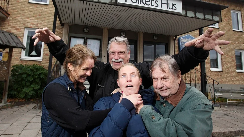 På fredagen fick tidningen fick bevittna en improviserad repetition av föreningen Portens medlemmar inför kvällens halloweenfest på Mötesplats Åker i Folkets hus. Maria Baumert kippar efter andan när Ylva Binder och Lars Andersson kopplar strypgrepp. Ronnie Bergvall övar skräckposer i bakgrunden.