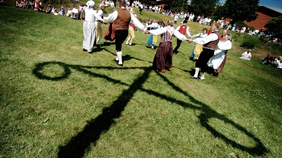 Härliga svenska sommar i allmänhet och midsommar i synnerhet. Men helt svensk är inte midsommarstången, hur mycket vi än vill övertala oss själva det.