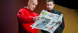 Revyn reste sig på tio – men skjuts upp