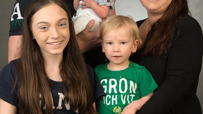 Rasmus Billnert Christansson har gått från att vara ungkarl till gift trebarnspappa på kort tid. Leon och Nilo är de egna barnen, Neliah bonusbarnet.
