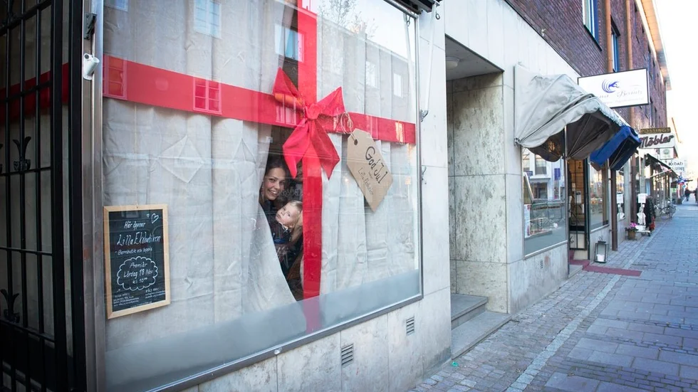 Petronella har satt upp en stor rosett på skyltfönstret, så att butiken är som en stor present. Öppningen sker klockan tio på lördag. "Det känns väldigt pirrigt, och jag hoppas många kommer."