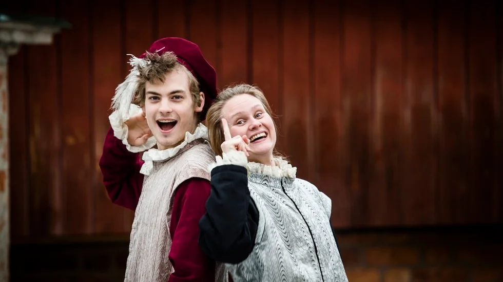 Melker Appel och Joline Tallstig gestaltar såväl drottningar som drummelmakare i julvandringen vid Nyköpingshus.