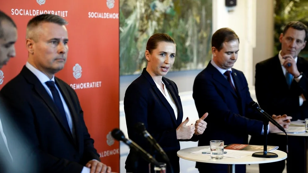 En alltmer aggressivt populistisk partiledning – den danska socialdemokratin deltar i att radikalisera flyktingmotståndet. I mitten partiordföranden Mette Frederiksen.