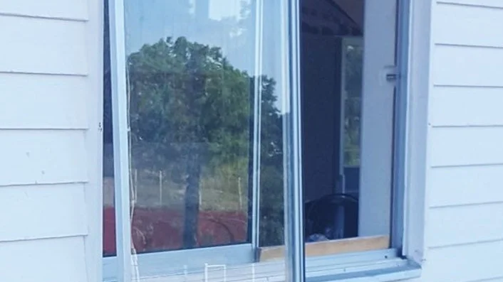 Tjuven eller tjuvarna tog sig in genom ett fönster.