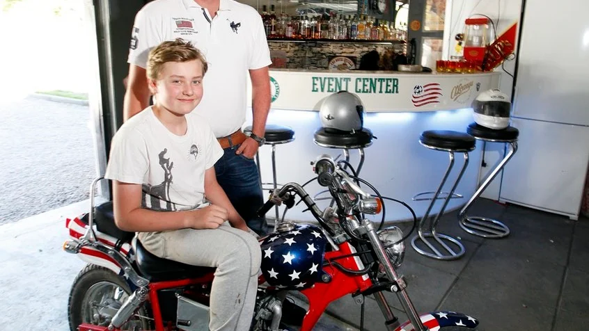 Richards son testar hojen i garaget.