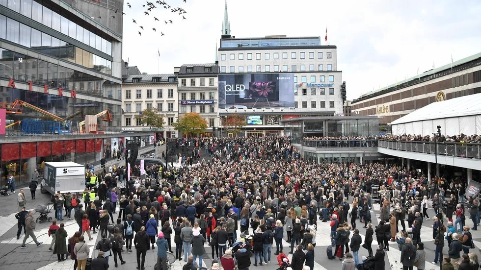 Låt inte kraften i metoo-uppmärksamheten rinna ut i plakatpolitik. Engagemanget förtjänar bättre, därför behöver kraven på samtyckeslagstiftning bytas mot något som mer resolut ökar möjligheterna att ställa förövare till svars.