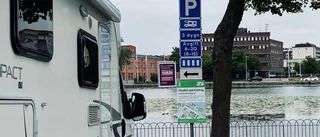 Parkeringsförvirring på Strömsholmen – bilar ställer sig fel trots skyltning ✓40 bilar har lappats ✓"En hel del böter"