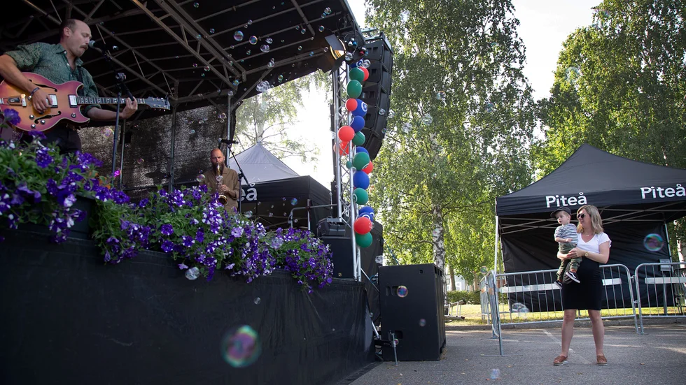 
Henry Sidenmark, 2 år, ville stå vid scenen och titta på såpbubblorna när Johan Airijoki spelade tillsammans med Malmfältens Rockklubb. Här är han i mamma Emmas famn.
