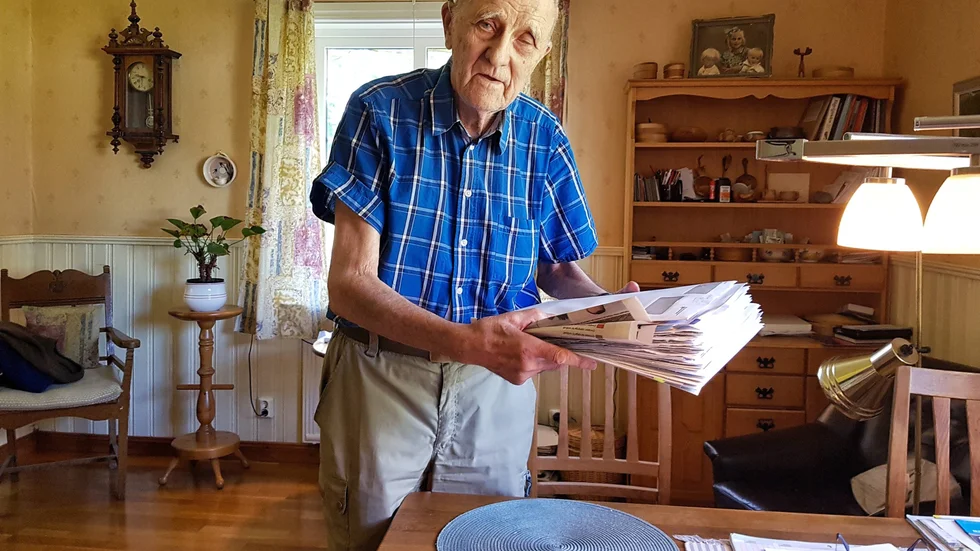 Harry Bäcklund visar den digra luntan av handlingar och annan korrespondens han haft med Trafikverket gällande 373:an under årens lopp.
