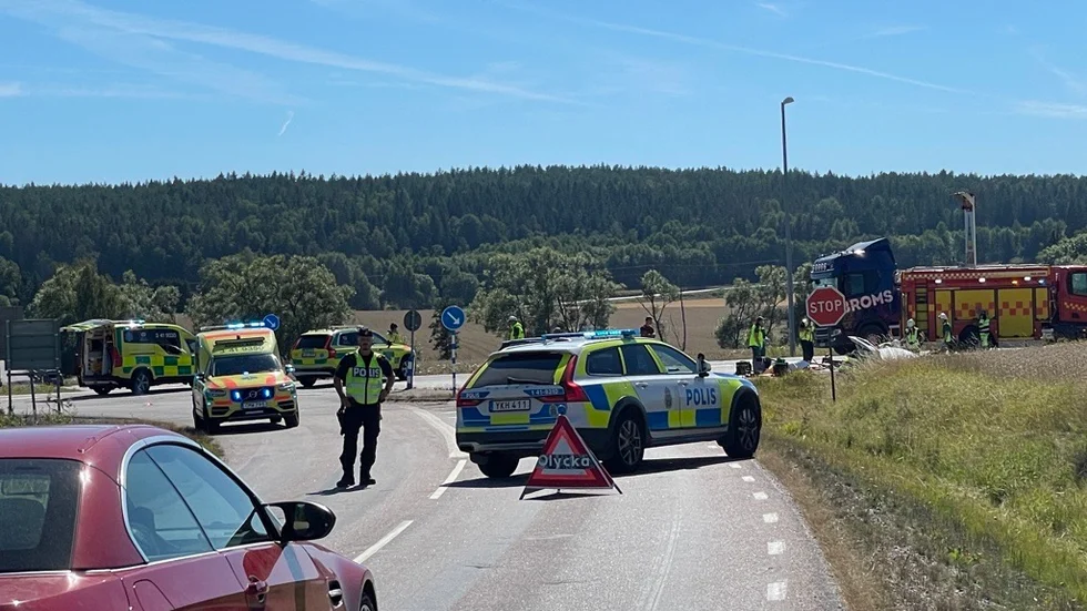 Polis, räddningstjänst och ambulans var snabbt på plats vid Jönåker där två bilar kolliderat i en korsning. 