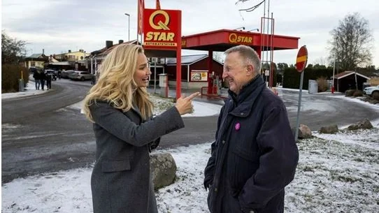 Staffan Danielsson (KD) och Ebba Busch (KD) i samspråk om KD:s satsning på Bondeförbundet. Bilden är tagen i Östra Husby, Norrköpings kommun, i våras och det är en av Staffan Danielssons favoritbilder på honom. 