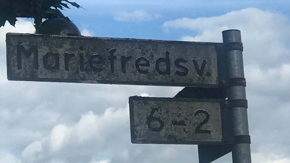 Under tisdagseftermiddagen råkade tekniker gräva hål i ett vattenrör på Mariefredsvägen. Läckan är nu hittad och man jobbar med att laga röret.