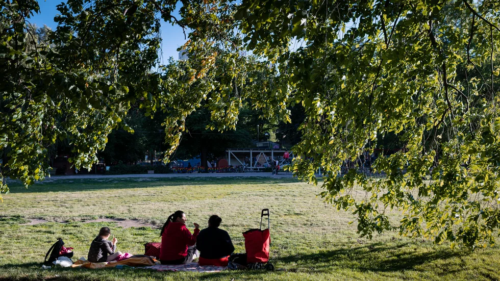 Semestern är till för att vi ska vila upp oss och tan hand om oss själva och våra nära och kära. Personerna på bilden har inte med ledarens text att göra även om de ser ut att ta det lugnt.