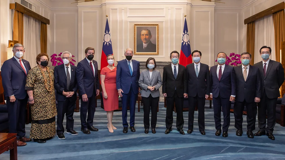 Den amerikanska delegationen tillsammans med Taiwans president Tsai Ing-Wen under mötet på presidentkansliet under måndagen.