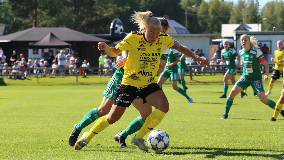 Sofia Fors i närkamp med Mallbackenspelare.