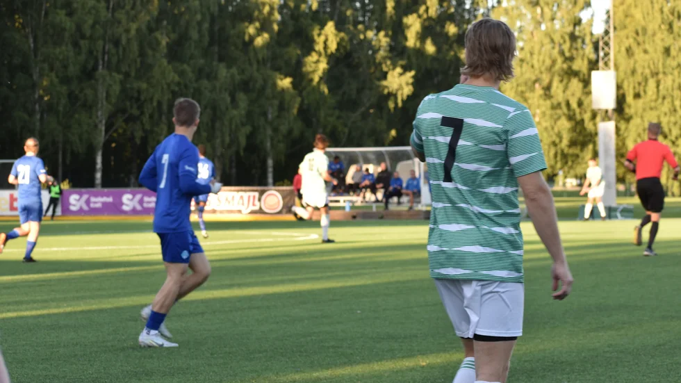 Mathias Hedmark Dackenberg och hans Morön BK tog emot Luleå SK på fredagskvällen.
