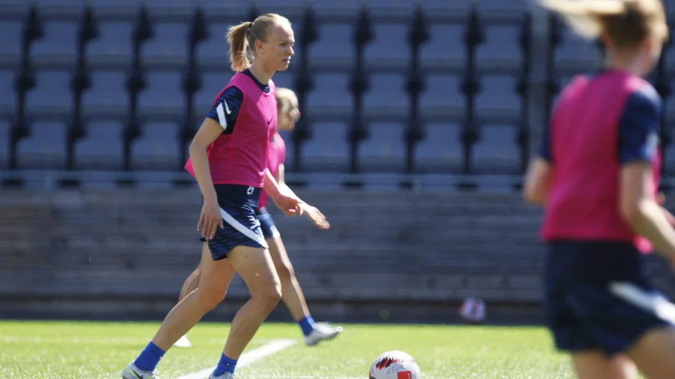 Vi är inte anställda för att ta hand om ekonomin, vi är anställda för att spela fotboll, säger Matilda Plan.