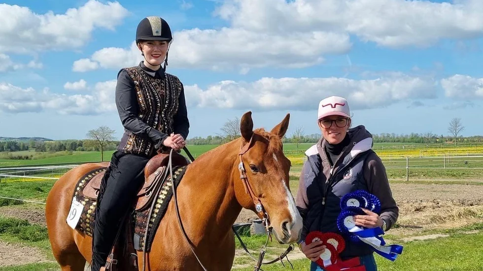 Bild från en tidigare tävling. Ella på hästen och tränaren Therese Andersson till höger.
