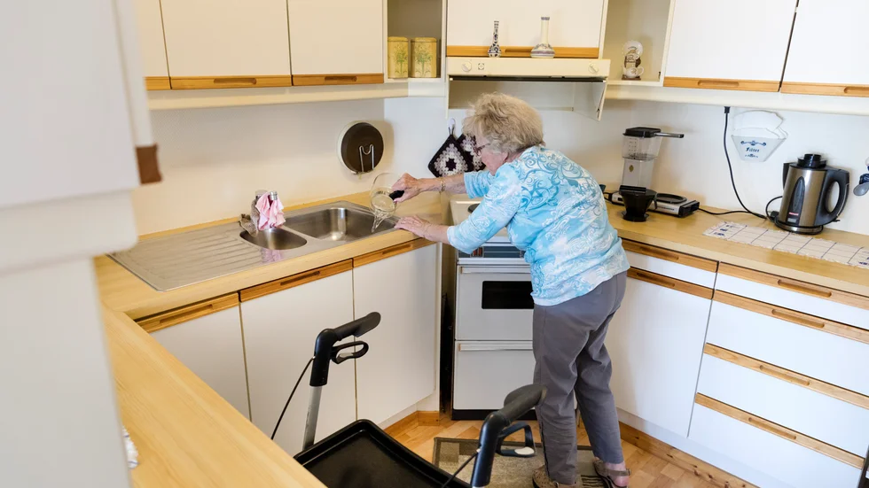 Politiska beslut begränsar de äldres valfrihet och möjlighet att bestämma över sitt liv, säger insändarskribenten.