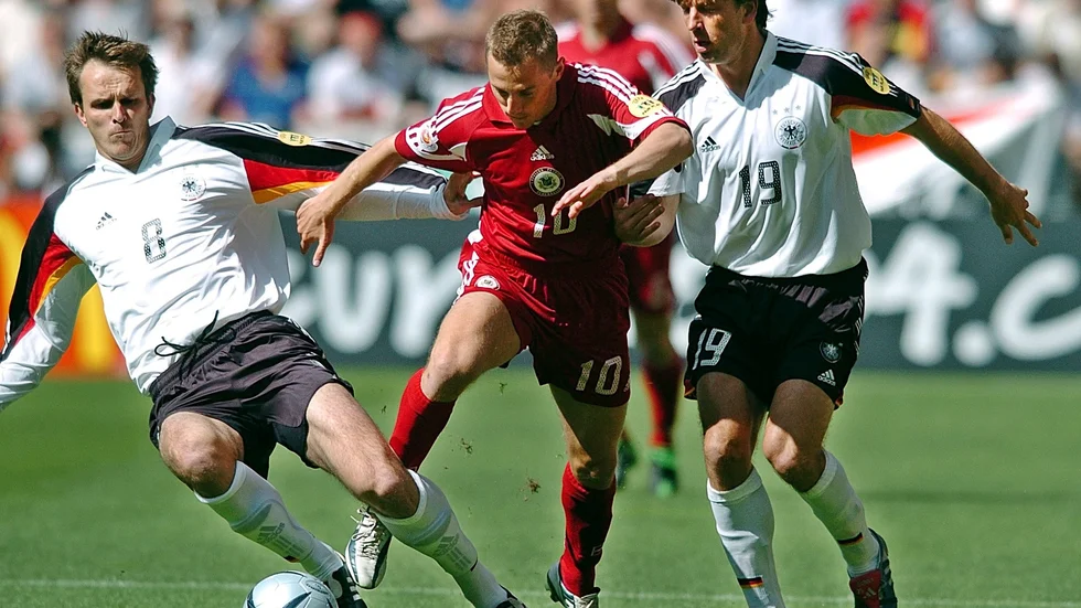 Andrejs Rubins, här i kamp med tyska mittfältare under EM 2004 i Portugal, har avlidit. Arkivbild.