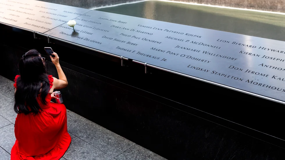 En kvinna fotograferar 9/11 Memorial i New York, vid Ground Zero, dagen efter president Joe Boden meddelade att al-Qaida-ledaren Ayman al-Zawahri, som hjälpte till att planera attackerna den 11 september 2001, dödades i ett amerikanskt drönarangrepp i Kabul.
