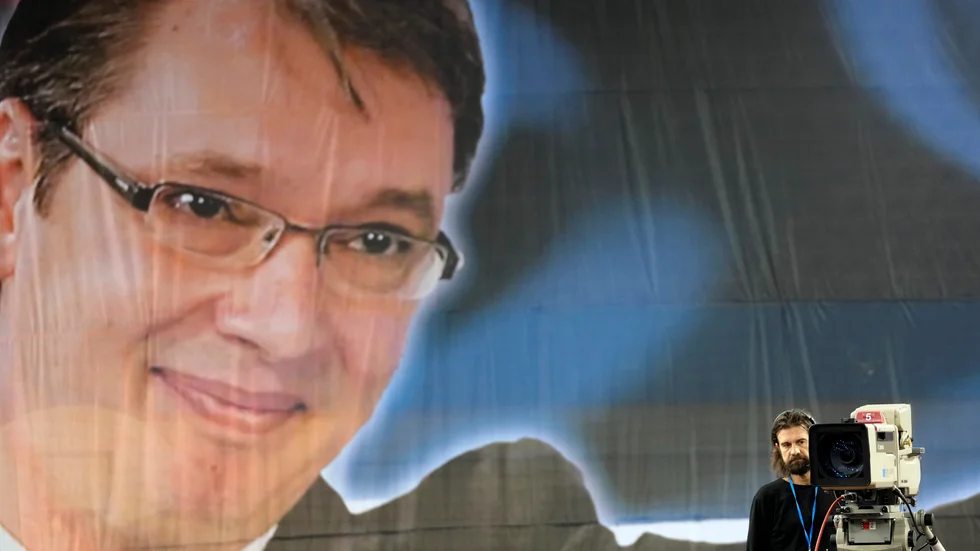 Fotograf riggar upp inför ett valmöte med Serbiens president Aleksandar Vucic i Belgrad i våras.