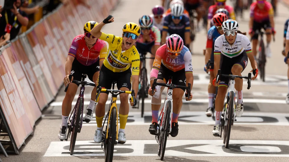 Marianne Vos, i den gula ledartröjan, tog sin andra seger på touren.