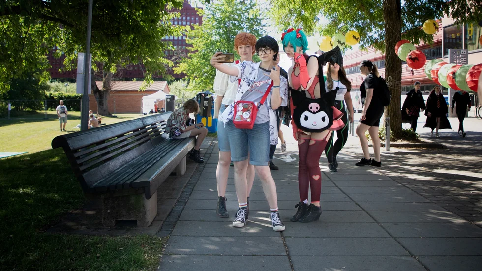 Nico, Siri och Kajsa cosplayar som Richie och Beverly från skräckfilmen IT och animekaraktären Hatsune Miku.
