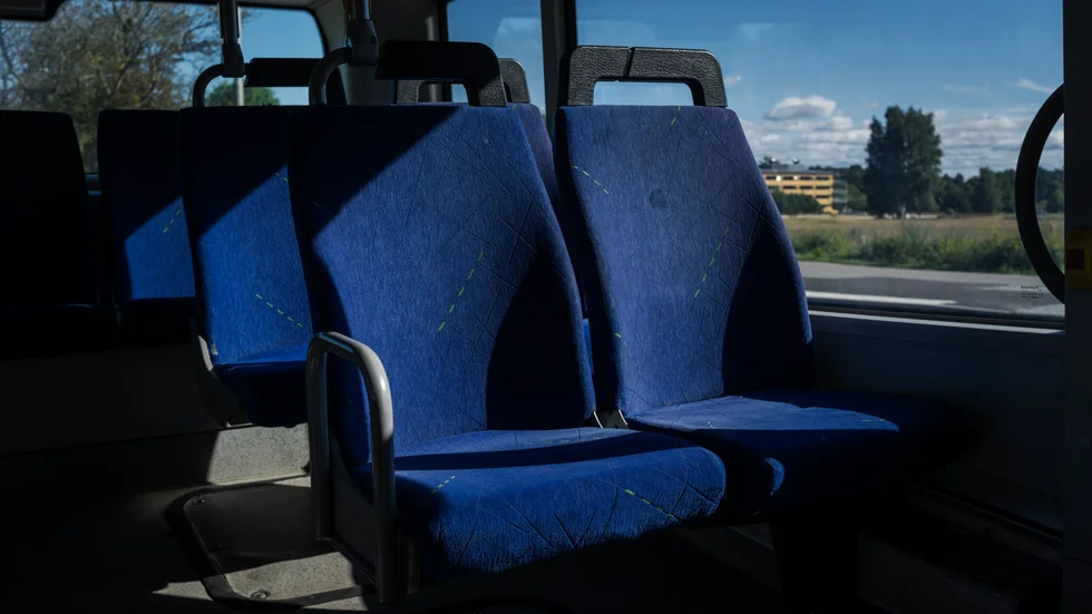 Buss nummer 10 Uppsalatrafiken bjuder på dessa Lucio Fontana-inspirerade säten. Han skar med kniv i sina dukar. 