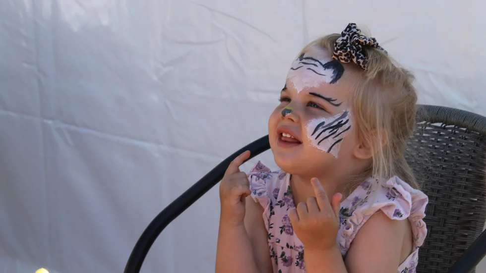 Look at this! Saga Feuk Hultberg har precis blivit målad till zebra.