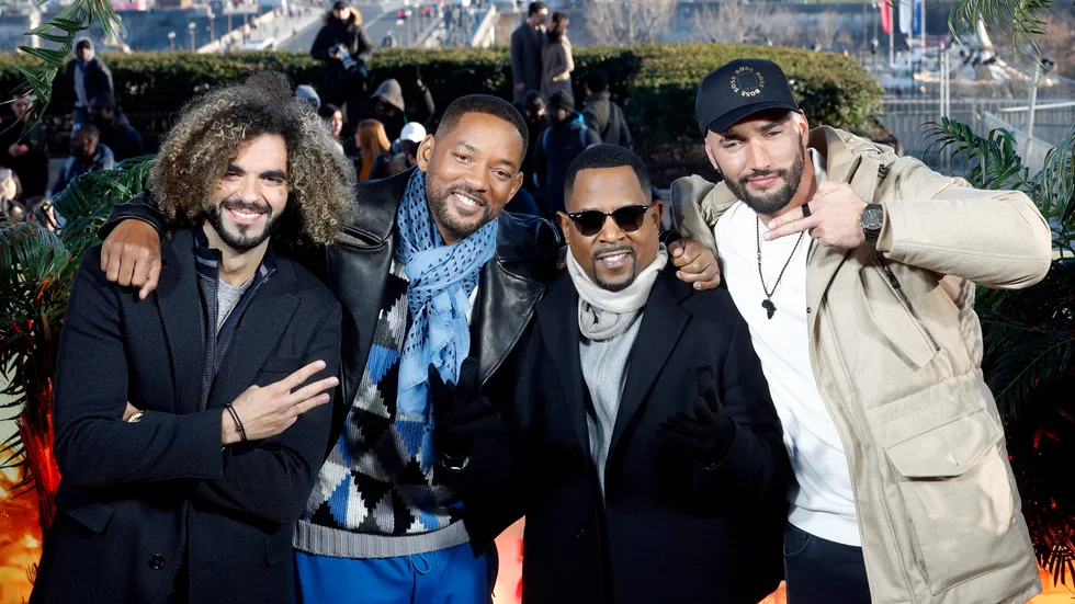 Belgiska regissörerna Bilall Fallah (höger) och Adil El Arbi (vänster) tillsammans med skådespelarna Will Smith och Martin Lawrence vid premiären för “Bad boys for life”. Arkivbild.
