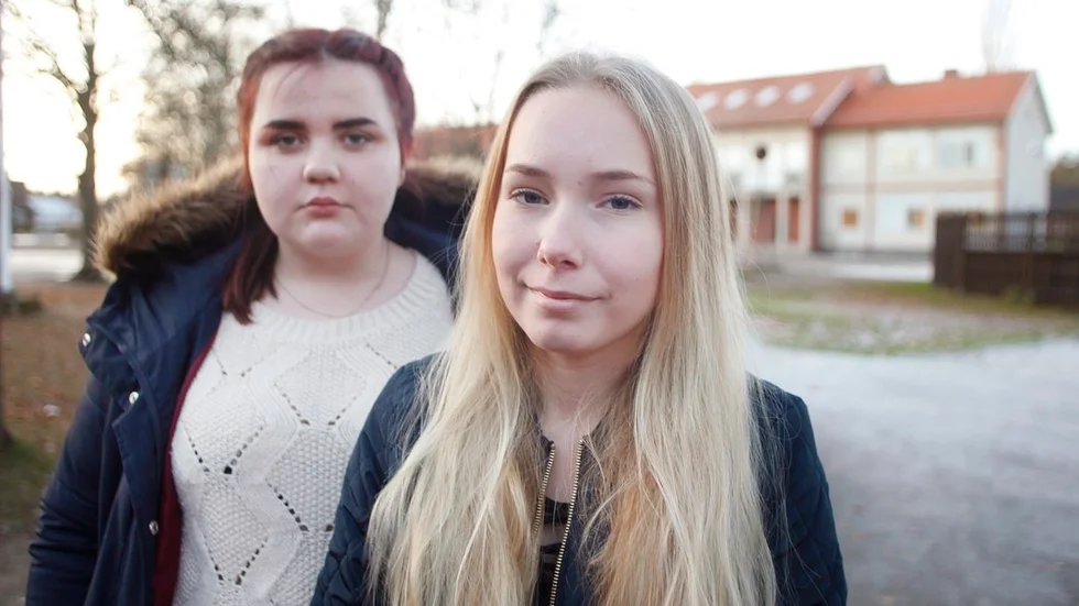 Elsa Djäknestam och Tilda Bouvin sitter i elevrådets styrelse på Stallarholmsskolan. Där gör de inte mycket nytta, anser de, eftersom skolledningen inte lyssnar på dem.