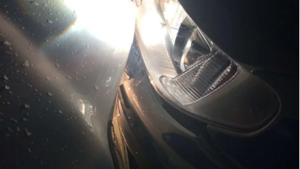 Föraren av bilen körde rakt in i polisbilen i cirka 10–20 kilometer i timmen. Bilden kommer från förundersökningen.