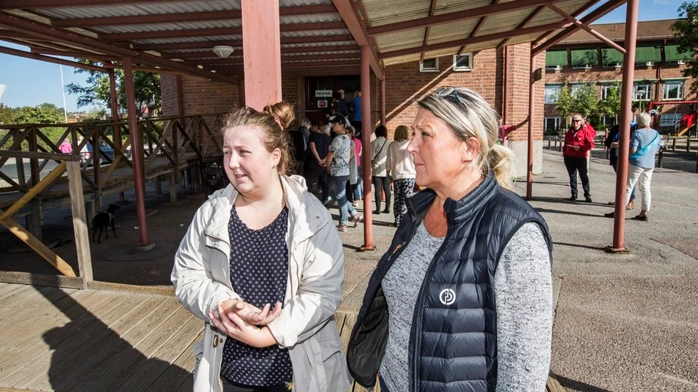 AnneBritt Larsson och Sara Pettersson röstade i Östra skolans matsal. De kommer att följa bevakningen av valresultatet under kvällen. – Det ska bli spännande och vi får kanske räkna med att vara lite trötta i morgon, säger AnneBritt.