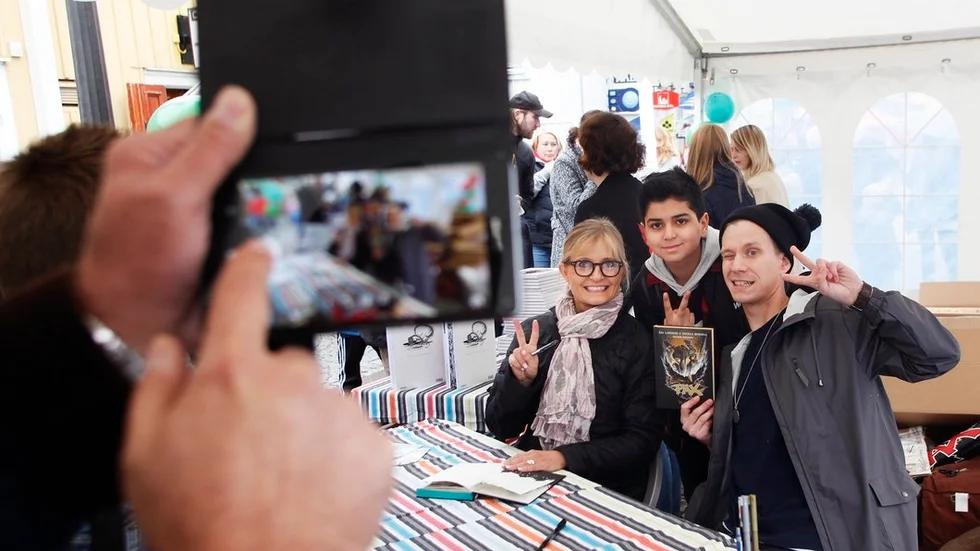 Författaren Ingela Korsell och illustratören Henrik Jonsson förevigades, när den nionde Pax-boken släpptes i oktober 2017.