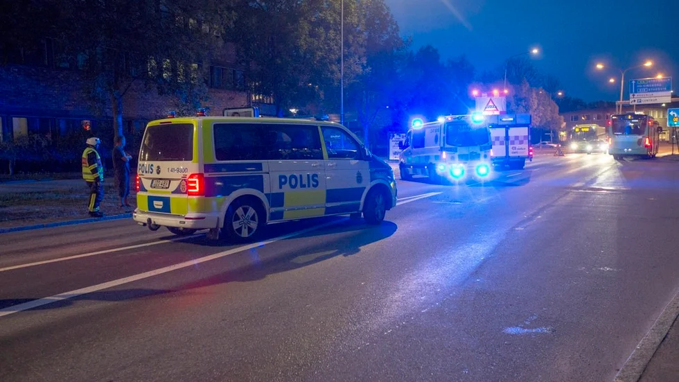 En man fördes till sjukhus efter olyckan i korsningen Östra Rundgatan/Skjutsaregatan.