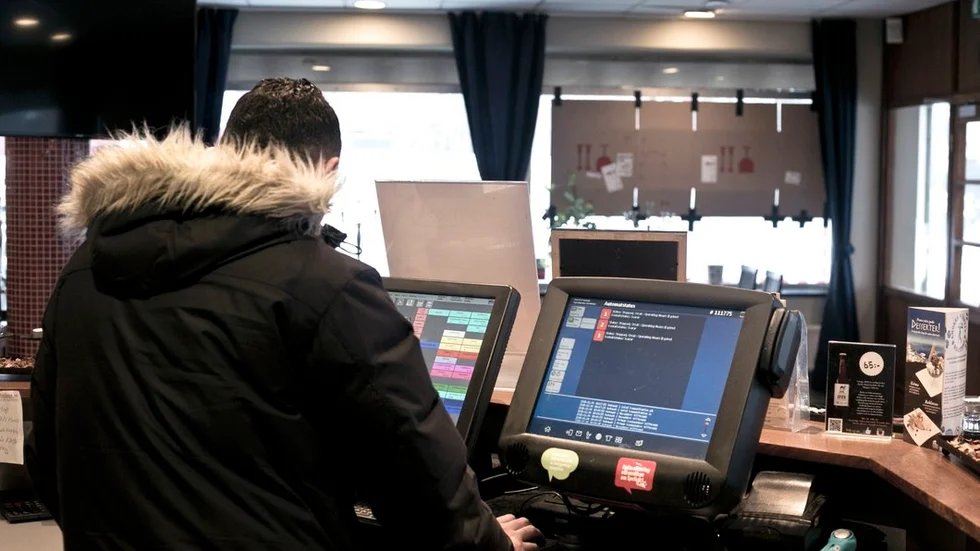 – Hur ska vi kunna servera mat till våra gäster, jag orkar inte vara trevlig, jag är ledsen säger Philip Bahnar, ägare.