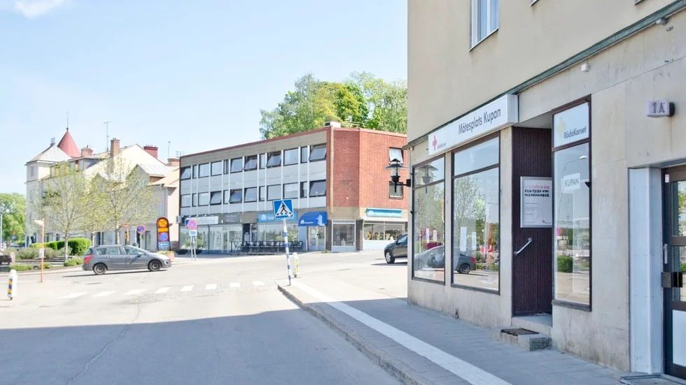 Hörnbutiken på Torggatan 1 innebär ett av Gnestas bästa lägen. Nu flyttar Röda korset ut, och snickerifirman AIS in.