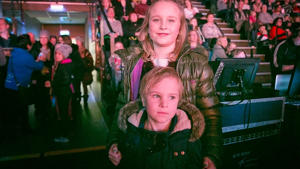 Syskonen Alicia och Cesar Engström på Aladdin med farmor Sanna Granqvist.Vi har sett alla de andra av Dröses Disneyproduktioner också och har längtat massor efter Aladdin som var en perfekt julklapp, säger Sanna.Det ska bli superkul, vi har läst Aladdin fler gånger, säger Alicia.