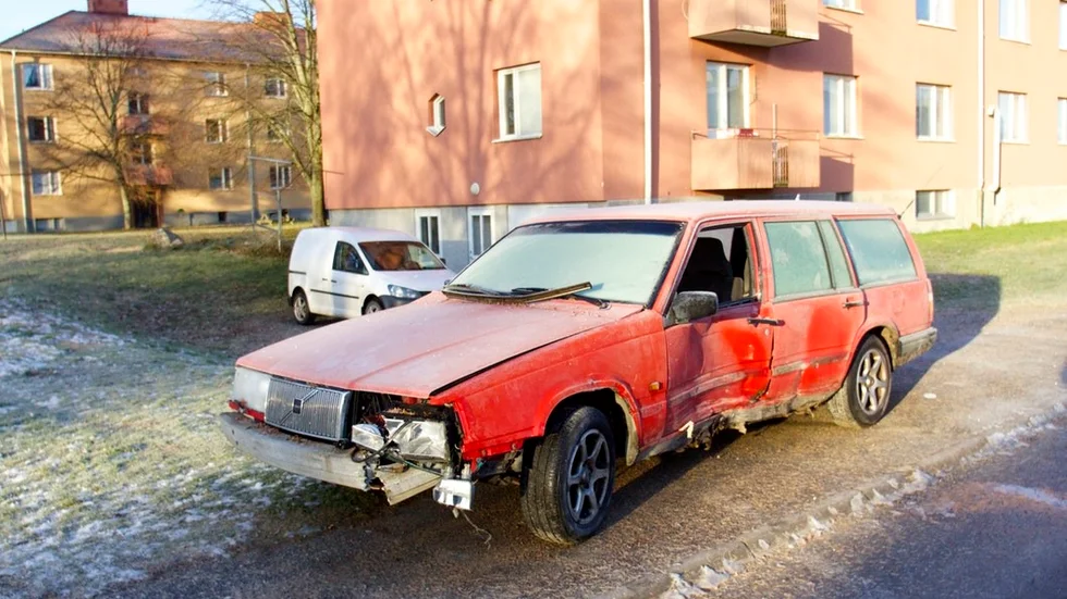 Den krockade bilen stod under torsdagsförmiddagen ännu kvar vid olycksplatsen.