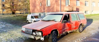Personbil körde in i hus i Vingåker