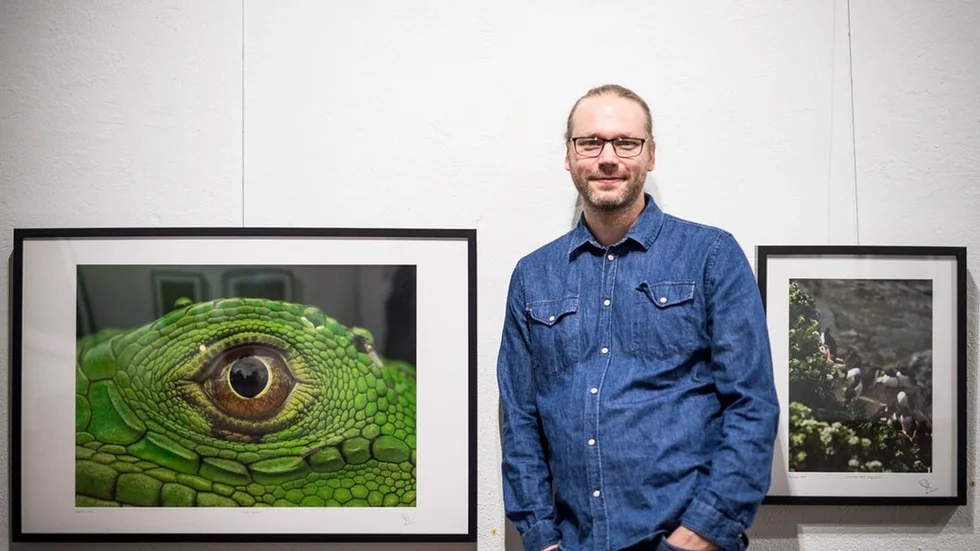 Martin Emtenäs visar fotografer på Galleri Fiskhuset.