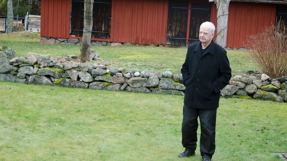 Bengt Andersson tycker om att pyssla ute i trädgården. Stenmuren på bakgården har han själv byggt.