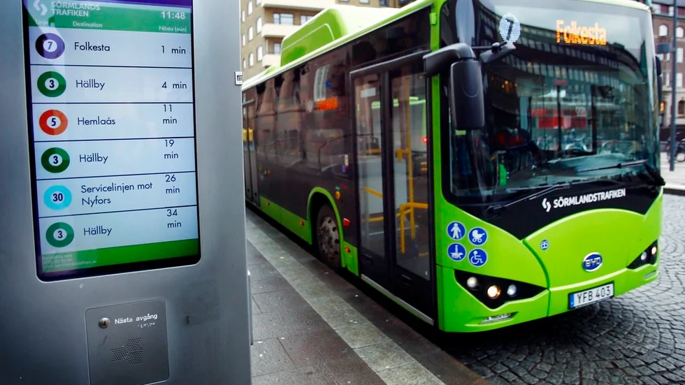 Monica Johansson svarar en insändare som vill ha gratis buss för ungdomar i sommar.
