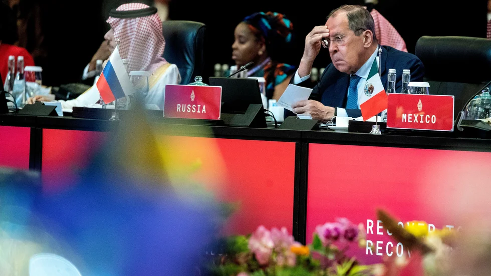 Rysslands utrikesminister Sergej Lavrov tar sig för pannan under överläggningar mellan G20-länderna. Han satt placerad mellan Mexikos och Saudiarabiens representanter.
