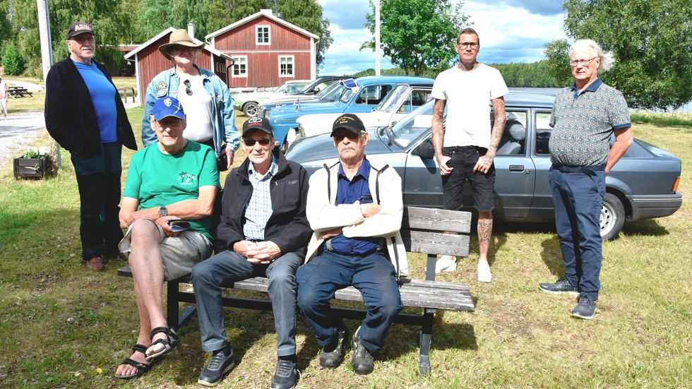 De laddar för fordonsträffen.
Karl-Erik Baudin, Helge Eriksson, Mikael Vallerström och Carl Otto Gählman, längst fram Dan Stenberg, Birger Qvarnled och Gunnar Kerttu.
Bakom dem skymtar några av de bilar som ska ställas ut på utställningen.