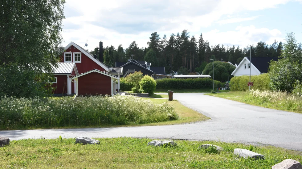Söder om Rutviks byakärna ska det anläggas ett nytt arbetsplatsområde. Villorna på Humlevägen ligger närmast till.