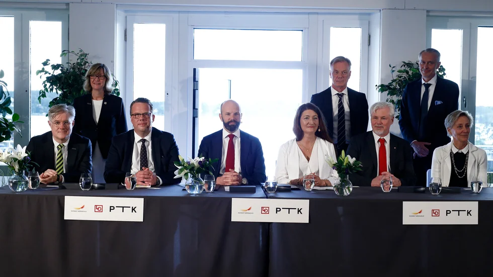En rad arbetsmarknadsparter samlade i slutet av juni för påskrift av nya huvudavtalet, som löser en rad frågor på arbetsmarknaden och underlättar för riksdag och regering. I mitten Svenskt Näringslivs Mattias Dahl och LO:s ordförande Susanna Gideonsson.
