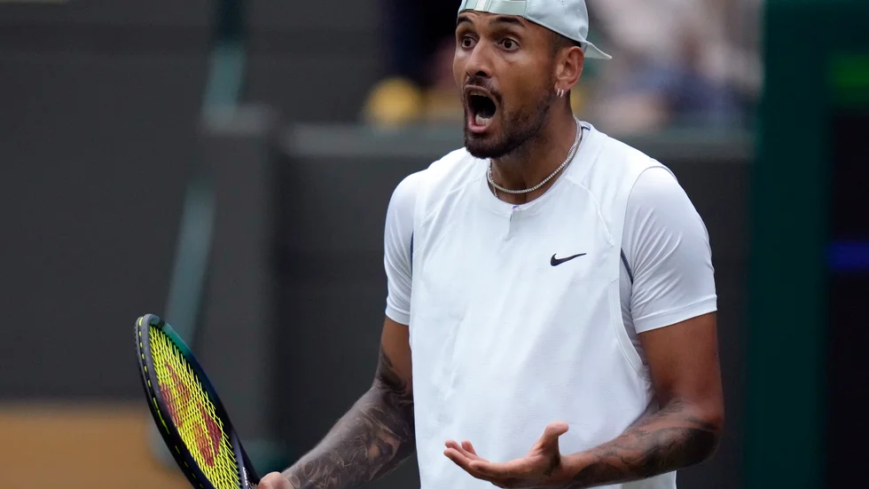 Nick Kyrgios, Australien, vann med 3–1 i set över greken StefanosTsitsipas i Wimbledons tredje runda.